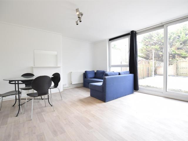 Apartment for rent in Summerstown, Greater London
