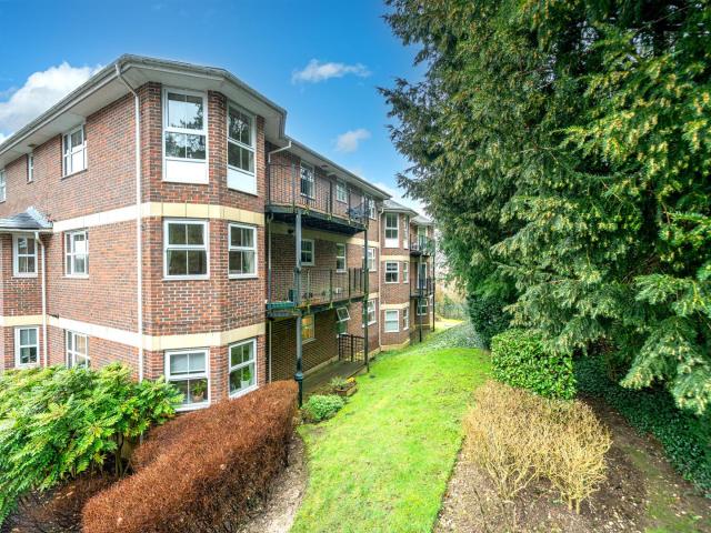 Apartment for rent in Ashlyns Estate, Pouchen End