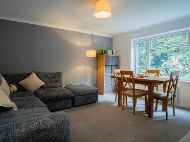 Apartment for rent in Redhill, Reigate and Banstead