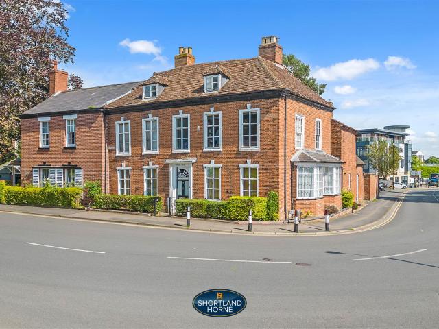 Apartment for rent in Abbey End, Green Close
