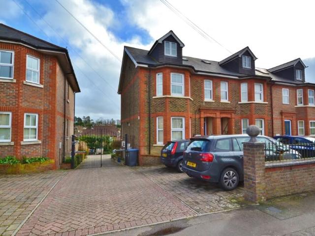 Apartment for rent in Perryfields, West Sussex