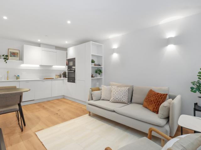 Apartment for rent in Roselands, Eastbourne