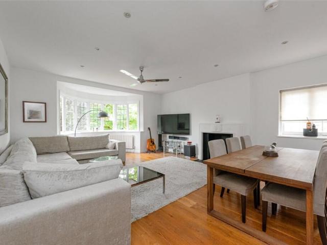 Apartment for rent in Brondesbury, Greater London