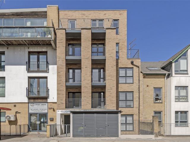 Apartment for rent in Brondesbury, Greater London