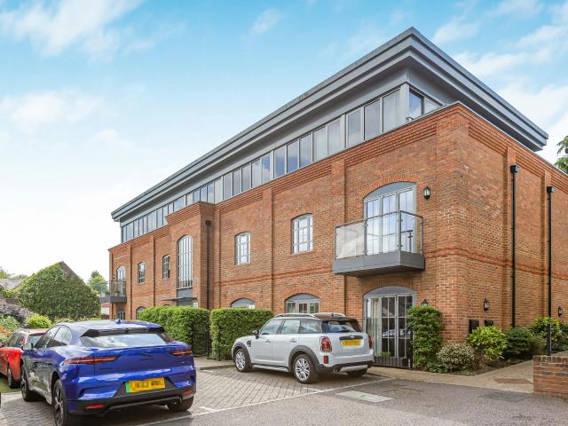 Apartment for rent in Ashlyns Estate, Pouchen End
