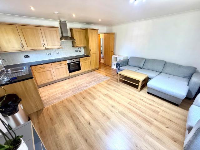 Apartment for rent in Oakwood, Greater London