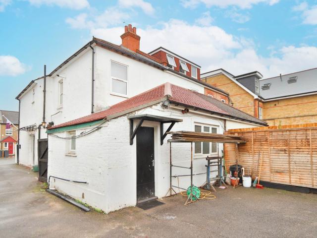 Apartment for rent in Motspur Park, Greater London