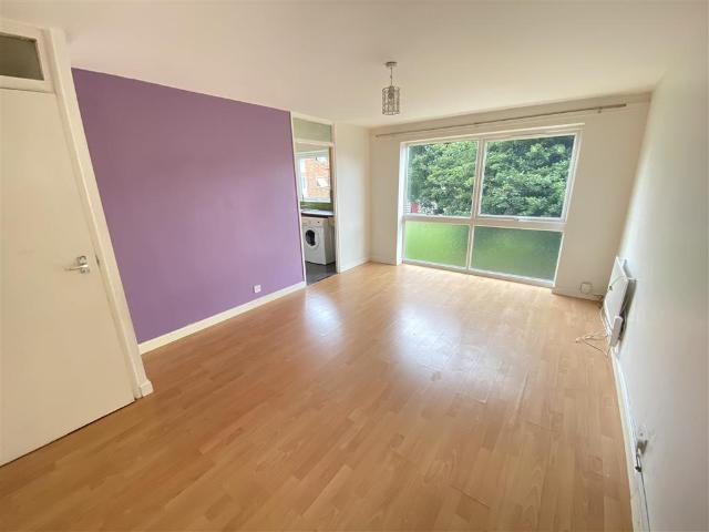 Apartment for rent in Woodhall Farm, Pouchen End
