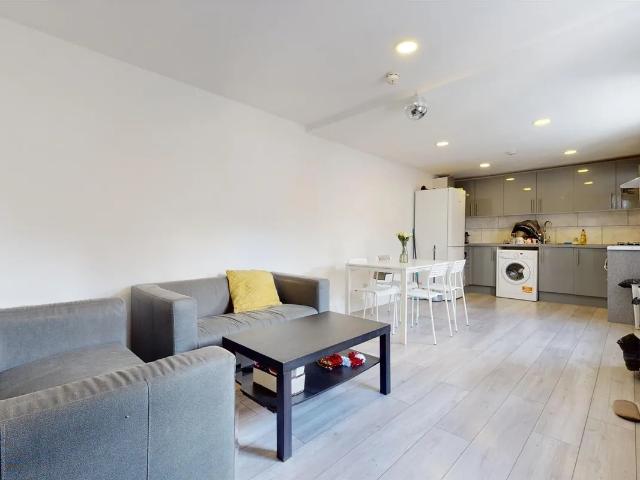 Apartment for rent in Queen's Park, Greater London