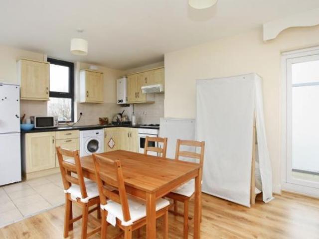 Apartment for rent in Queen's Park, Greater London