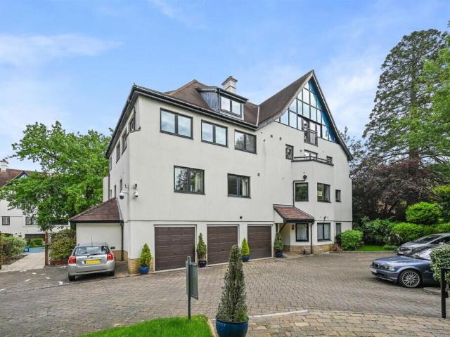 Apartment for rent in Northwood, Greater London