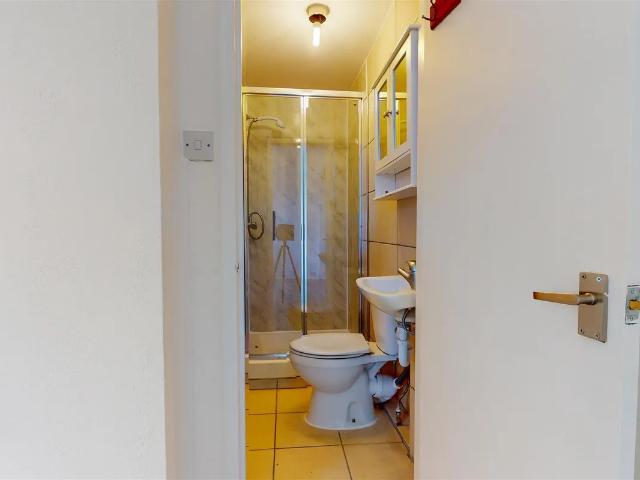 Apartment for rent in Queen's Park, Greater London