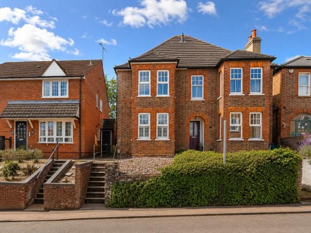 Apartment for rent in Hatching Green, Five Acres