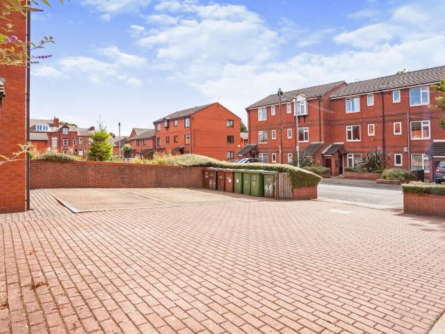 Apartment for rent in Pinders Heath, West Yorkshire