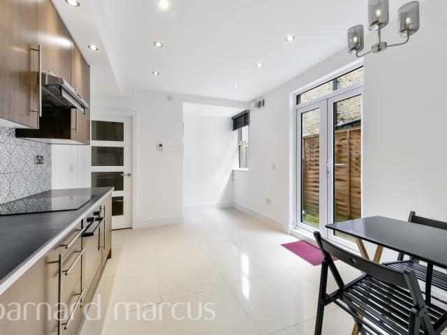 Apartment for rent in Furzedown, Greater London