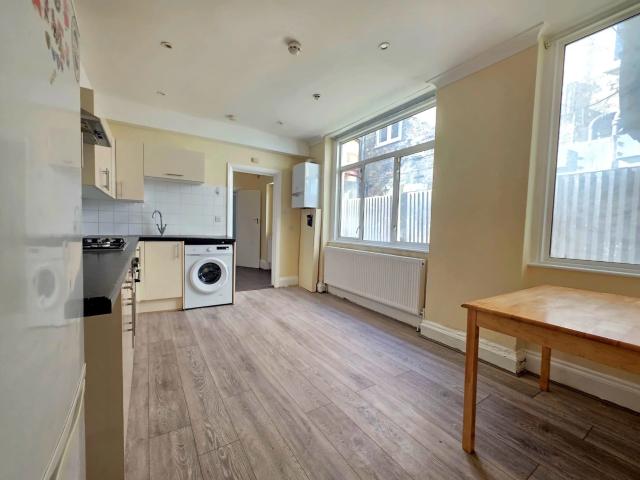 Apartment for rent in Mapesbury, Greater London