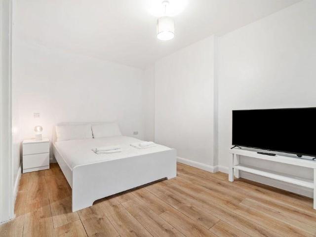 Apartment for rent in Summerstown, Greater London