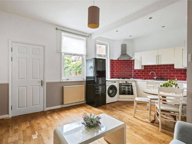 Apartment for rent in London Borough of Merton, Mitcham