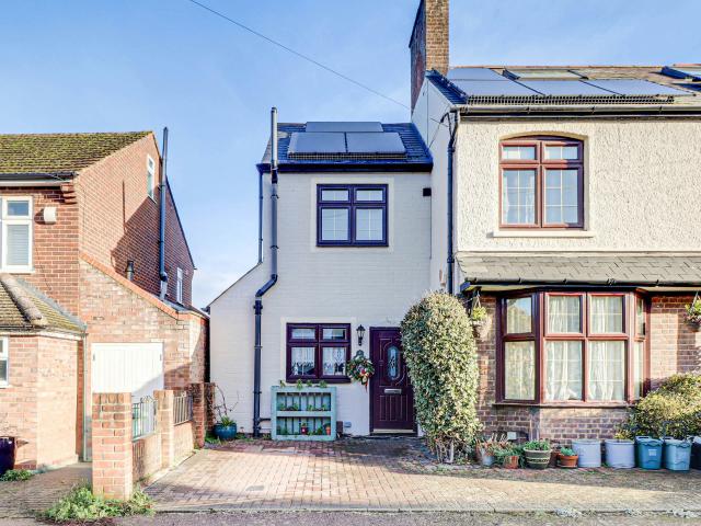 Apartment for rent in Hatching Green, Five Acres