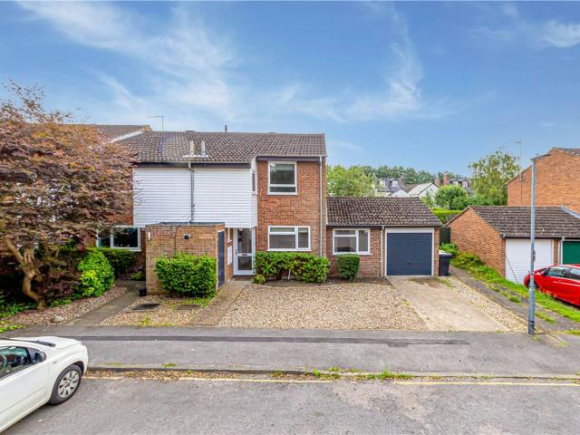 Apartment for rent in Hatching Green, Five Acres
