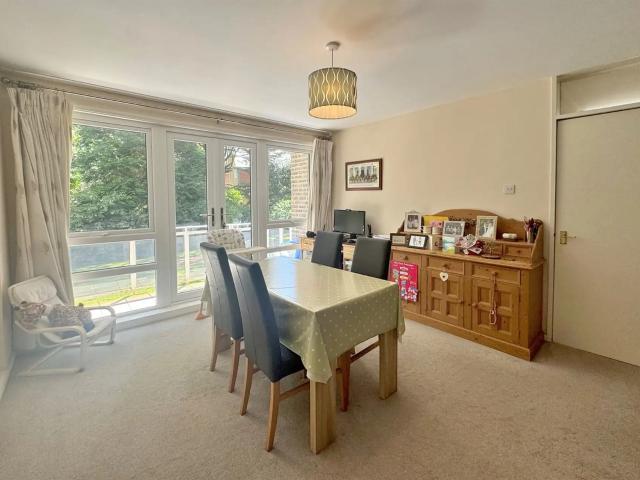 Apartment for rent in Branksome Chine, Poole