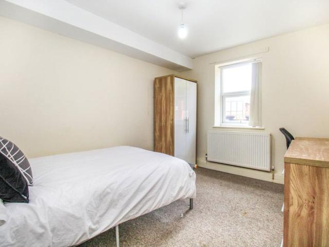 Apartment for rent in Hyde Park, West Yorkshire