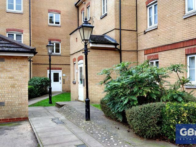Apartment for rent in Ardleigh Green, Greater London