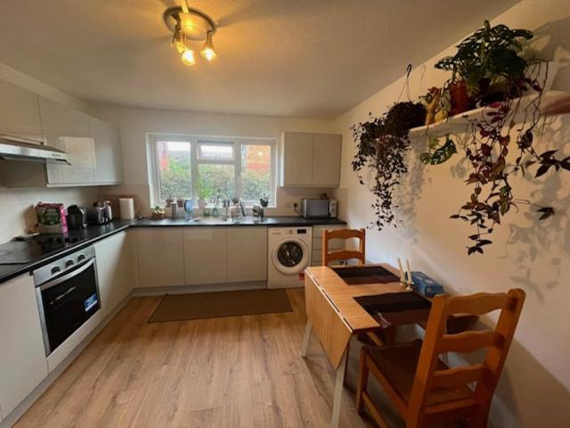 Apartment for rent in London Borough of Merton, Collier's Wood
