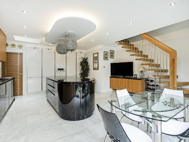 Apartment for rent in Walham Green, Greater London