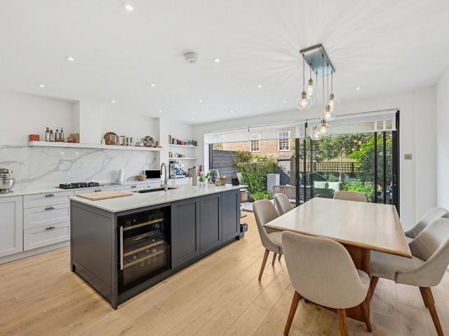 Apartment for rent in Kensington, Greater London