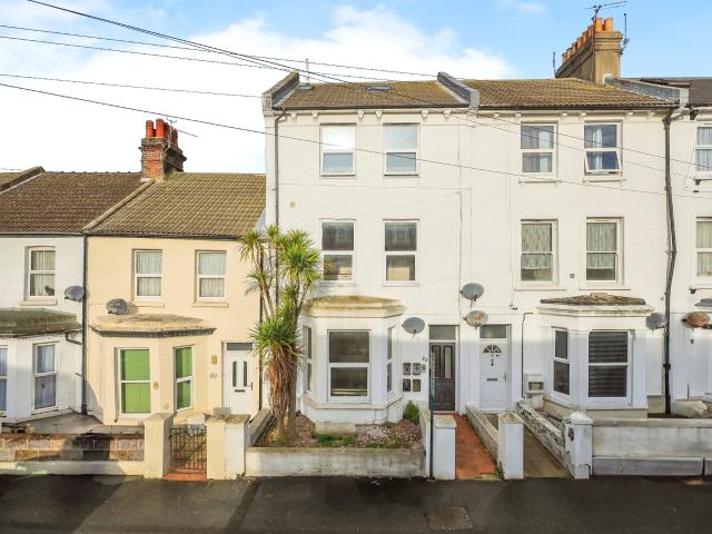 Apartment for rent in Roselands, Eastbourne