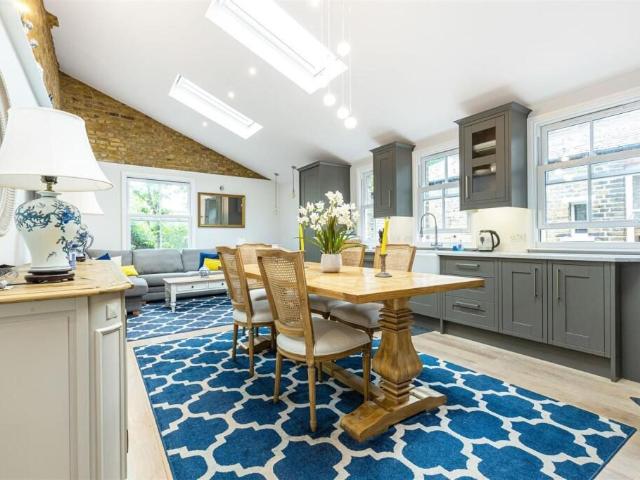 Apartment for rent in Mortlake, Greater London
