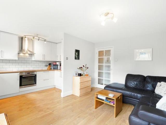 Apartment for rent in Furzedown, Greater London