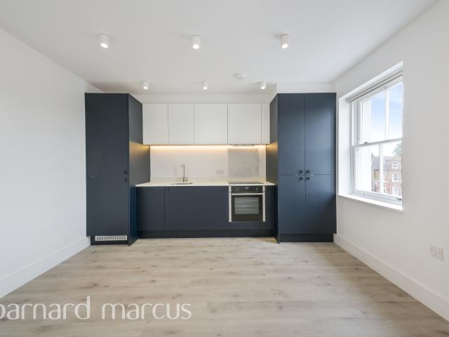 Apartment for rent in Furzedown, Greater London