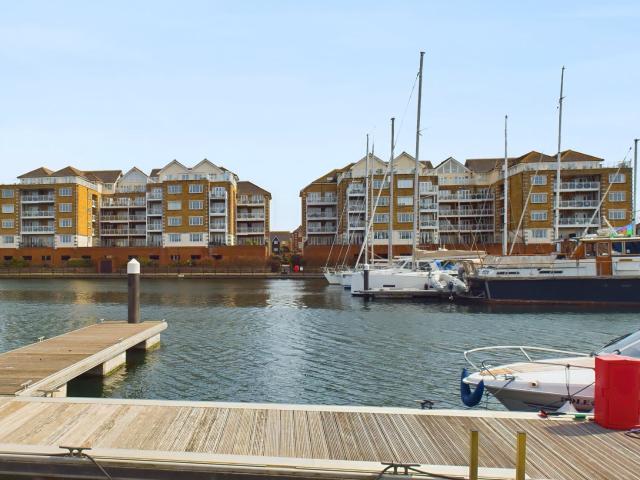 Apartment for rent in Crumbles, Eastbourne