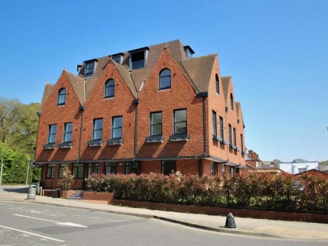Apartment for rent in Heol-las, Surrey