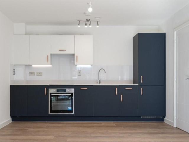 Apartment for rent in Ashley Park, Surrey