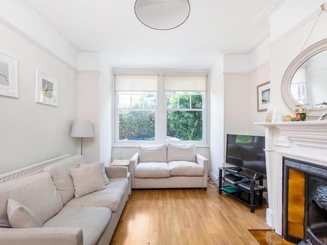 Apartment for rent in Mortlake, Greater London