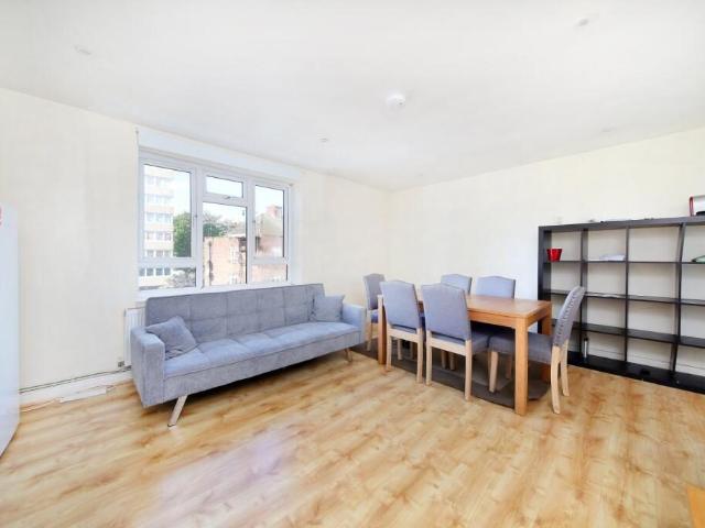 Apartment for rent in Summerstown, Greater London