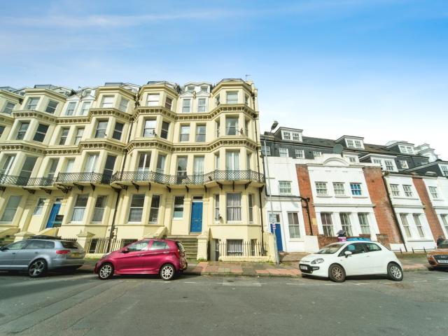 Apartment for rent in Roselands, Eastbourne