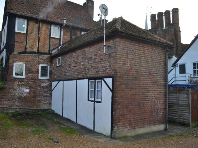 Apartment for rent in Highfield, Pouchen End