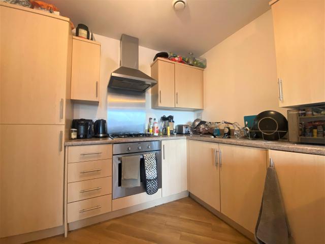 Apartment for rent in Summerstown, Greater London