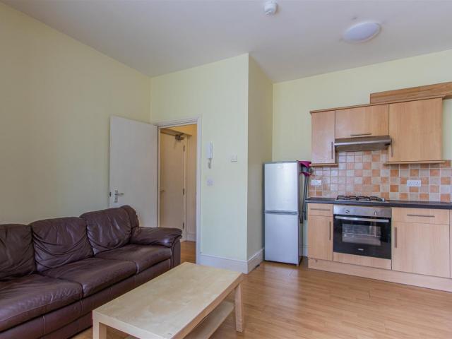 Apartment for rent in Plasnewydd, Falcon Lodge