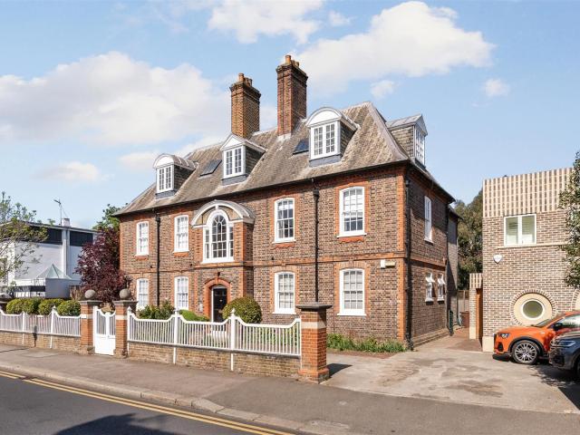 Apartment for rent in London Borough of Merton, Raynes Park
