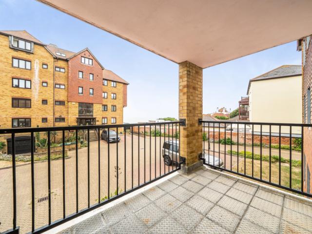 Apartment for rent in Golden Valley, Folkestone