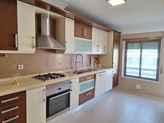 Apartamento alugar em Casal do Chapim, Odivelas