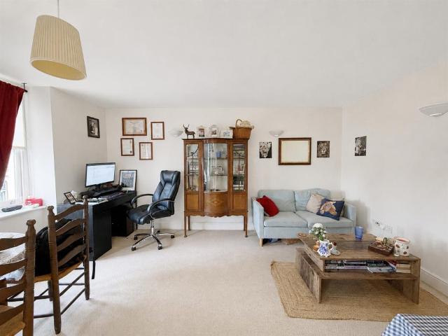 Apartment for rent in Mortlake, Greater London