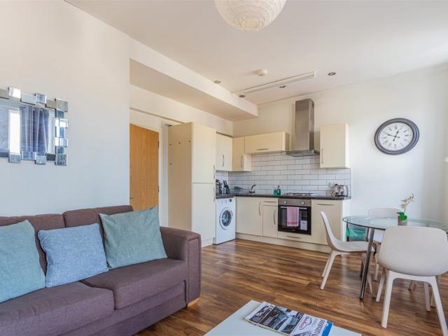 Apartment for rent in Plasnewydd, Falcon Lodge