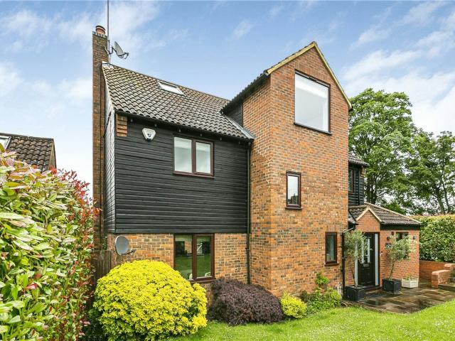 Apartment for rent in Five Acres, Hertfordshire