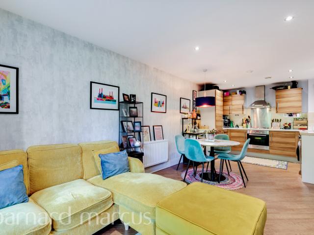 Apartment for rent in Summerstown, Greater London